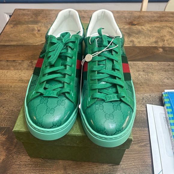 Men’s Gucci sneakers size 9.5. Never used excellent condition